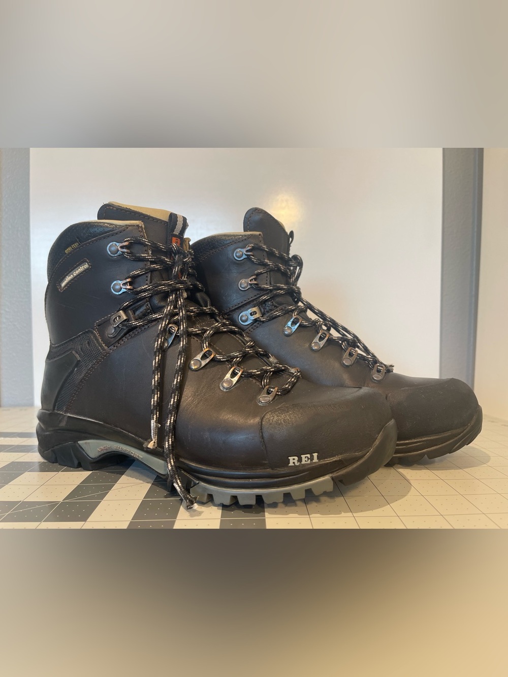 REI Spirit III GTX Men’s 10.5 Leather Backpacking Boots Gore-Tex Vibram Romania